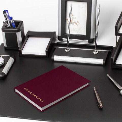 Ежедневник А5 145х215мм 160л недатир обл. бумвинил, бордо BRAUBERG 1/16